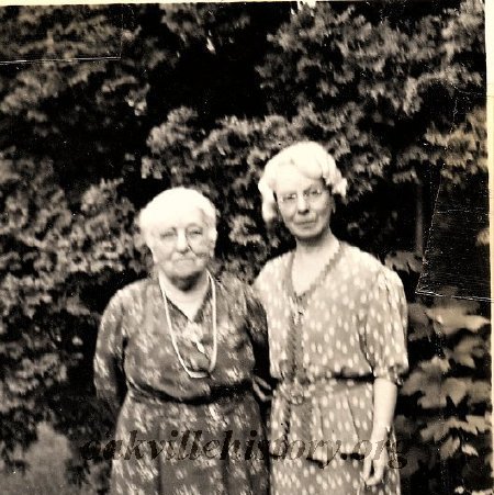 Sarah and Nellie Hunter (left to rigth) circa early 1950s